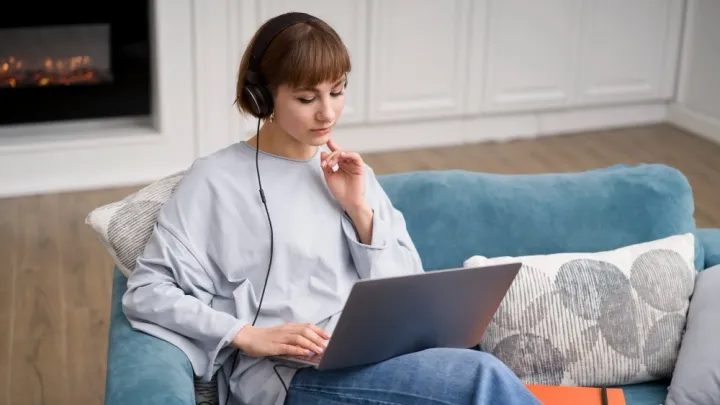 Pusing Mikirin Skripsi? Tarik Napas Dulu, Kamu Nggak Sendirian!