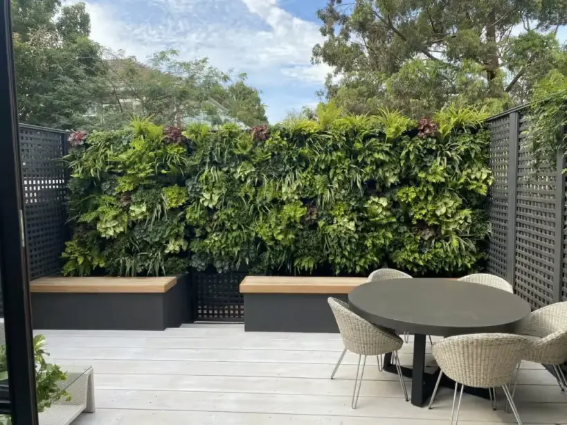 Konteks Urban Surabaya dan Implementasi Vertical Garden